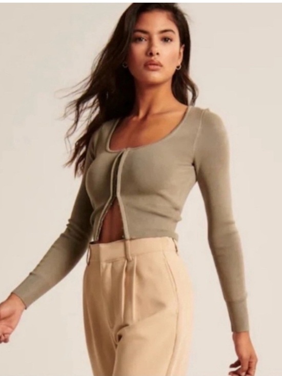 Abercrombie & Fitch Sweaters - Abercrombie and Fitch Cropped Hook Cardigan Size: L